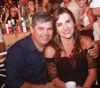 
<a style='margin-left: 5px;' class='btn btn-xs btn-social btn-facebook' href='https://www.facebook.com/sharer/sharer.php?u=https://galeramix.s01.web.getmuller.com.br/imagem/a44/800-800-90/conteudo/site_galerias/44/milionario-e-marciano-galera-mix-54.jpg' rel='popup' data-width='500' data-height='400'><i class='fa fa-facebook'></i>Compartilhar <span class='hidden-xs'>no Facebook</span>
</a> 
<a class='btn btn-default btn-xs' target='_blank' href='imagem/a44/800-800-90/conteudo/site_galerias/44/milionario-e-marciano-galera-mix-54.jpg'>
<span class='glyphicon glyphicon-cloud-download'></span> Salvar
</a>
