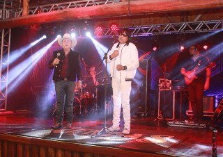 
<a style='margin-left: 5px;' class='btn btn-xs btn-social btn-facebook' href='https://www.facebook.com/sharer/sharer.php?u=https://galeramix.s01.web.getmuller.com.br/imagem/a44/800-800-90/conteudo/site_galerias/44/milionario-e-marciano-galera-mix-60.jpg' rel='popup' data-width='500' data-height='400'><i class='fa fa-facebook'></i>Compartilhar <span class='hidden-xs'>no Facebook</span>
</a> 
<a class='btn btn-default btn-xs' target='_blank' href='imagem/a44/800-800-90/conteudo/site_galerias/44/milionario-e-marciano-galera-mix-60.jpg'>
<span class='glyphicon glyphicon-cloud-download'></span> Salvar
</a>
