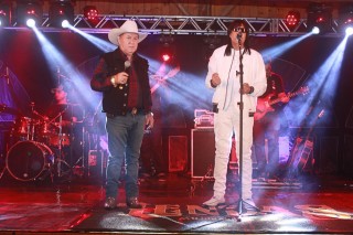 
<a style='margin-left: 5px;' class='btn btn-xs btn-social btn-facebook' href='https://www.facebook.com/sharer/sharer.php?u=https://galeramix.s01.web.getmuller.com.br/imagem/a44/800-800-90/conteudo/site_galerias/44/milionario-e-marciano-galera-mix-61.jpg' rel='popup' data-width='500' data-height='400'><i class='fa fa-facebook'></i>Compartilhar <span class='hidden-xs'>no Facebook</span>
</a> 
<a class='btn btn-default btn-xs' target='_blank' href='imagem/a44/800-800-90/conteudo/site_galerias/44/milionario-e-marciano-galera-mix-61.jpg'>
<span class='glyphicon glyphicon-cloud-download'></span> Salvar
</a>
