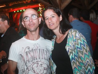 
<a style='margin-left: 5px;' class='btn btn-xs btn-social btn-facebook' href='https://www.facebook.com/sharer/sharer.php?u=https://galeramix.s01.web.getmuller.com.br/imagem/a44/800-800-90/conteudo/site_galerias/44/milionario-e-marciano-galera-mix-66.jpg' rel='popup' data-width='500' data-height='400'><i class='fa fa-facebook'></i>Compartilhar <span class='hidden-xs'>no Facebook</span>
</a> 
<a class='btn btn-default btn-xs' target='_blank' href='imagem/a44/800-800-90/conteudo/site_galerias/44/milionario-e-marciano-galera-mix-66.jpg'>
<span class='glyphicon glyphicon-cloud-download'></span> Salvar
</a>
