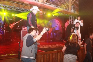 
<a style='margin-left: 5px;' class='btn btn-xs btn-social btn-facebook' href='https://www.facebook.com/sharer/sharer.php?u=https://galeramix.s01.web.getmuller.com.br/imagem/a44/800-800-90/conteudo/site_galerias/44/milionario-e-marciano-galera-mix-9.jpg' rel='popup' data-width='500' data-height='400'><i class='fa fa-facebook'></i>Compartilhar <span class='hidden-xs'>no Facebook</span>
</a> 
<a class='btn btn-default btn-xs' target='_blank' href='imagem/a44/800-800-90/conteudo/site_galerias/44/milionario-e-marciano-galera-mix-9.jpg'>
<span class='glyphicon glyphicon-cloud-download'></span> Salvar
</a>
