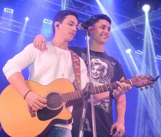 
                                    <a style='margin-left: 5px;' class='btn btn-xs btn-social btn-facebook' href='https://www.facebook.com/sharer/sharer.php?u=https://galeramix.s01.web.getmuller.com.br/imagem/a45/800-800-90/conteudo/site_galerias/45/live-eventos-galera-mix-1.jpg' rel='popup' data-width='500' data-height='400'><i class='fa fa-facebook'></i>Compartilhar <span class='hidden-xs'>no Facebook</span>
                                </a> 
                                <a class='btn btn-default btn-xs' target='_blank' href='imagem/a45/800-800-90/conteudo/site_galerias/45/live-eventos-galera-mix-1.jpg'>
                                    <span class='glyphicon glyphicon-cloud-download'></span> Salvar
                                </a>
                                