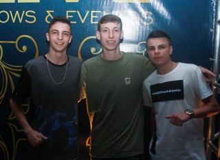 
<a style='margin-left: 5px;' class='btn btn-xs btn-social btn-facebook' href='https://www.facebook.com/sharer/sharer.php?u=https://galeramix.s01.web.getmuller.com.br/imagem/a45/800-800-90/conteudo/site_galerias/45/live-eventos-galera-mix-109.jpg' rel='popup' data-width='500' data-height='400'><i class='fa fa-facebook'></i>Compartilhar <span class='hidden-xs'>no Facebook</span>
</a> 
<a class='btn btn-default btn-xs' target='_blank' href='imagem/a45/800-800-90/conteudo/site_galerias/45/live-eventos-galera-mix-109.jpg'>
<span class='glyphicon glyphicon-cloud-download'></span> Salvar
</a>
