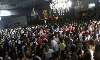 
<a style='margin-left: 5px;' class='btn btn-xs btn-social btn-facebook' href='https://www.facebook.com/sharer/sharer.php?u=https://galeramix.s01.web.getmuller.com.br/imagem/a45/800-800-90/conteudo/site_galerias/45/live-eventos-galera-mix-114.jpg' rel='popup' data-width='500' data-height='400'><i class='fa fa-facebook'></i>Compartilhar <span class='hidden-xs'>no Facebook</span>
</a> 
<a class='btn btn-default btn-xs' target='_blank' href='imagem/a45/800-800-90/conteudo/site_galerias/45/live-eventos-galera-mix-114.jpg'>
<span class='glyphicon glyphicon-cloud-download'></span> Salvar
</a>
