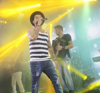 
<a style='margin-left: 5px;' class='btn btn-xs btn-social btn-facebook' href='https://www.facebook.com/sharer/sharer.php?u=https://galeramix.s01.web.getmuller.com.br/imagem/a45/800-800-90/conteudo/site_galerias/45/live-eventos-galera-mix-4.jpg' rel='popup' data-width='500' data-height='400'><i class='fa fa-facebook'></i>Compartilhar <span class='hidden-xs'>no Facebook</span>
</a> 
<a class='btn btn-default btn-xs' target='_blank' href='imagem/a45/800-800-90/conteudo/site_galerias/45/live-eventos-galera-mix-4.jpg'>
<span class='glyphicon glyphicon-cloud-download'></span> Salvar
</a>
