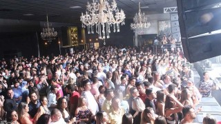 
<a style='margin-left: 5px;' class='btn btn-xs btn-social btn-facebook' href='https://www.facebook.com/sharer/sharer.php?u=https://galeramix.s01.web.getmuller.com.br/imagem/a45/800-800-90/conteudo/site_galerias/45/live-eventos-galera-mix-7.jpg' rel='popup' data-width='500' data-height='400'><i class='fa fa-facebook'></i>Compartilhar <span class='hidden-xs'>no Facebook</span>
</a> 
<a class='btn btn-default btn-xs' target='_blank' href='imagem/a45/800-800-90/conteudo/site_galerias/45/live-eventos-galera-mix-7.jpg'>
<span class='glyphicon glyphicon-cloud-download'></span> Salvar
</a>
