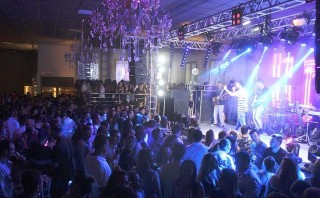 
<a style='margin-left: 5px;' class='btn btn-xs btn-social btn-facebook' href='https://www.facebook.com/sharer/sharer.php?u=https://galeramix.s01.web.getmuller.com.br/imagem/a45/800-800-90/conteudo/site_galerias/45/live-eventos-galera-mix-8.jpg' rel='popup' data-width='500' data-height='400'><i class='fa fa-facebook'></i>Compartilhar <span class='hidden-xs'>no Facebook</span>
</a> 
<a class='btn btn-default btn-xs' target='_blank' href='imagem/a45/800-800-90/conteudo/site_galerias/45/live-eventos-galera-mix-8.jpg'>
<span class='glyphicon glyphicon-cloud-download'></span> Salvar
</a>
