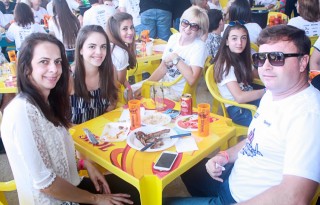 
<a style='margin-left: 5px;' class='btn btn-xs btn-social btn-facebook' href='https://www.facebook.com/sharer/sharer.php?u=https://galeramix.s01.web.getmuller.com.br/imagem/a46/800-800-90/conteudo/site_galerias/46/churrascada-afajti-tijucas-galera-mix-37.jpg' rel='popup' data-width='500' data-height='400'><i class='fa fa-facebook'></i>Compartilhar <span class='hidden-xs'>no Facebook</span>
</a> 
<a class='btn btn-default btn-xs' target='_blank' href='imagem/a46/800-800-90/conteudo/site_galerias/46/churrascada-afajti-tijucas-galera-mix-37.jpg'>
<span class='glyphicon glyphicon-cloud-download'></span> Salvar
</a>
