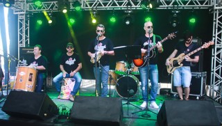 
<a style='margin-left: 5px;' class='btn btn-xs btn-social btn-facebook' href='https://www.facebook.com/sharer/sharer.php?u=https://galeramix.s01.web.getmuller.com.br/imagem/a46/800-800-90/conteudo/site_galerias/46/churrascada-afajti-tijucas-galera-mix-69.jpg' rel='popup' data-width='500' data-height='400'><i class='fa fa-facebook'></i>Compartilhar <span class='hidden-xs'>no Facebook</span>
</a> 
<a class='btn btn-default btn-xs' target='_blank' href='imagem/a46/800-800-90/conteudo/site_galerias/46/churrascada-afajti-tijucas-galera-mix-69.jpg'>
<span class='glyphicon glyphicon-cloud-download'></span> Salvar
</a>
