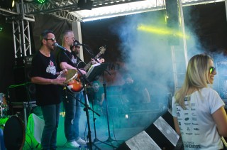 
<a style='margin-left: 5px;' class='btn btn-xs btn-social btn-facebook' href='https://www.facebook.com/sharer/sharer.php?u=https://galeramix.s01.web.getmuller.com.br/imagem/a46/800-800-90/conteudo/site_galerias/46/churrascada-afajti-tijucas-galera-mix-81.jpg' rel='popup' data-width='500' data-height='400'><i class='fa fa-facebook'></i>Compartilhar <span class='hidden-xs'>no Facebook</span>
</a> 
<a class='btn btn-default btn-xs' target='_blank' href='imagem/a46/800-800-90/conteudo/site_galerias/46/churrascada-afajti-tijucas-galera-mix-81.jpg'>
<span class='glyphicon glyphicon-cloud-download'></span> Salvar
</a>
