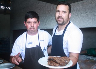 
<a style='margin-left: 5px;' class='btn btn-xs btn-social btn-facebook' href='https://www.facebook.com/sharer/sharer.php?u=https://galeramix.s01.web.getmuller.com.br/imagem/a46/800-800-90/conteudo/site_galerias/46/churrascada-afajti-tijucas-galera-mix-84.jpg' rel='popup' data-width='500' data-height='400'><i class='fa fa-facebook'></i>Compartilhar <span class='hidden-xs'>no Facebook</span>
</a> 
<a class='btn btn-default btn-xs' target='_blank' href='imagem/a46/800-800-90/conteudo/site_galerias/46/churrascada-afajti-tijucas-galera-mix-84.jpg'>
<span class='glyphicon glyphicon-cloud-download'></span> Salvar
</a>
