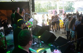 
<a style='margin-left: 5px;' class='btn btn-xs btn-social btn-facebook' href='https://www.facebook.com/sharer/sharer.php?u=https://galeramix.s01.web.getmuller.com.br/imagem/a46/800-800-90/conteudo/site_galerias/46/churrascada-afajti-tijucas-galera-mix-86.jpg' rel='popup' data-width='500' data-height='400'><i class='fa fa-facebook'></i>Compartilhar <span class='hidden-xs'>no Facebook</span>
</a> 
<a class='btn btn-default btn-xs' target='_blank' href='imagem/a46/800-800-90/conteudo/site_galerias/46/churrascada-afajti-tijucas-galera-mix-86.jpg'>
<span class='glyphicon glyphicon-cloud-download'></span> Salvar
</a>
