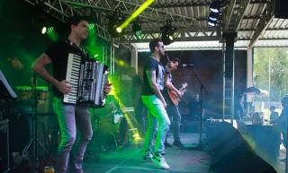 
<a style='margin-left: 5px;' class='btn btn-xs btn-social btn-facebook' href='https://www.facebook.com/sharer/sharer.php?u=https://galeramix.s01.web.getmuller.com.br/imagem/a46/800-800-90/conteudo/site_galerias/46/churrascada-afajti-tijucas-galera-mix-96.jpg' rel='popup' data-width='500' data-height='400'><i class='fa fa-facebook'></i>Compartilhar <span class='hidden-xs'>no Facebook</span>
</a> 
<a class='btn btn-default btn-xs' target='_blank' href='imagem/a46/800-800-90/conteudo/site_galerias/46/churrascada-afajti-tijucas-galera-mix-96.jpg'>
<span class='glyphicon glyphicon-cloud-download'></span> Salvar
</a>
