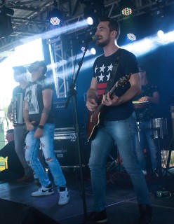 
<a style='margin-left: 5px;' class='btn btn-xs btn-social btn-facebook' href='https://www.facebook.com/sharer/sharer.php?u=https://galeramix.s01.web.getmuller.com.br/imagem/a46/800-800-90/conteudo/site_galerias/46/churrascada-afajti-tijucas-galera-mix-97.jpg' rel='popup' data-width='500' data-height='400'><i class='fa fa-facebook'></i>Compartilhar <span class='hidden-xs'>no Facebook</span>
</a> 
<a class='btn btn-default btn-xs' target='_blank' href='imagem/a46/800-800-90/conteudo/site_galerias/46/churrascada-afajti-tijucas-galera-mix-97.jpg'>
<span class='glyphicon glyphicon-cloud-download'></span> Salvar
</a>
