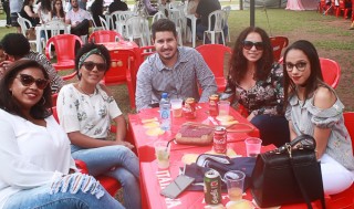 
                <a style='margin-left: 5px;' class='btn btn-xs btn-social btn-facebook' href='https://www.facebook.com/sharer/sharer.php?u=https://galeramix.s01.web.getmuller.com.br/imagem/a47/800-800-90/conteudo/site_galerias/47/feijoada-consciencia-negra-casarao-gallotti-tijucas-13.jpg' rel='popup' data-width='500' data-height='400'><i class='fa fa-facebook'></i>Compartilhar <span class='hidden-xs'>no Facebook</span>
            </a> 
            <a class='btn btn-default btn-xs' target='_blank' href='imagem/a47/800-800-90/conteudo/site_galerias/47/feijoada-consciencia-negra-casarao-gallotti-tijucas-13.jpg'>
                <span class='glyphicon glyphicon-cloud-download'></span> Salvar
            </a>
            