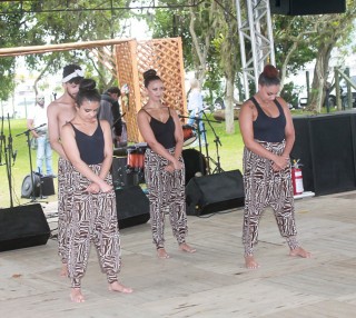 
<a style='margin-left: 5px;' class='btn btn-xs btn-social btn-facebook' href='https://www.facebook.com/sharer/sharer.php?u=https://galeramix.s01.web.getmuller.com.br/imagem/a47/800-800-90/conteudo/site_galerias/47/feijoada-consciencia-negra-casarao-gallotti-tijucas-29.jpg' rel='popup' data-width='500' data-height='400'><i class='fa fa-facebook'></i>Compartilhar <span class='hidden-xs'>no Facebook</span>
</a> 
<a class='btn btn-default btn-xs' target='_blank' href='imagem/a47/800-800-90/conteudo/site_galerias/47/feijoada-consciencia-negra-casarao-gallotti-tijucas-29.jpg'>
<span class='glyphicon glyphicon-cloud-download'></span> Salvar
</a>
