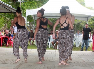 
<a style='margin-left: 5px;' class='btn btn-xs btn-social btn-facebook' href='https://www.facebook.com/sharer/sharer.php?u=https://galeramix.s01.web.getmuller.com.br/imagem/a47/800-800-90/conteudo/site_galerias/47/feijoada-consciencia-negra-casarao-gallotti-tijucas-32.jpg' rel='popup' data-width='500' data-height='400'><i class='fa fa-facebook'></i>Compartilhar <span class='hidden-xs'>no Facebook</span>
</a> 
<a class='btn btn-default btn-xs' target='_blank' href='imagem/a47/800-800-90/conteudo/site_galerias/47/feijoada-consciencia-negra-casarao-gallotti-tijucas-32.jpg'>
<span class='glyphicon glyphicon-cloud-download'></span> Salvar
</a>
