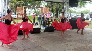 
<a style='margin-left: 5px;' class='btn btn-xs btn-social btn-facebook' href='https://www.facebook.com/sharer/sharer.php?u=https://galeramix.s01.web.getmuller.com.br/imagem/a47/800-800-90/conteudo/site_galerias/47/feijoada-consciencia-negra-casarao-gallotti-tijucas-42.jpg' rel='popup' data-width='500' data-height='400'><i class='fa fa-facebook'></i>Compartilhar <span class='hidden-xs'>no Facebook</span>
</a> 
<a class='btn btn-default btn-xs' target='_blank' href='imagem/a47/800-800-90/conteudo/site_galerias/47/feijoada-consciencia-negra-casarao-gallotti-tijucas-42.jpg'>
<span class='glyphicon glyphicon-cloud-download'></span> Salvar
</a>
