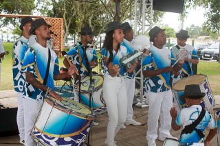 
<a style='margin-left: 5px;' class='btn btn-xs btn-social btn-facebook' href='https://www.facebook.com/sharer/sharer.php?u=https://galeramix.s01.web.getmuller.com.br/imagem/a47/800-800-90/conteudo/site_galerias/47/feijoada-consciencia-negra-casarao-gallotti-tijucas-49.jpg' rel='popup' data-width='500' data-height='400'><i class='fa fa-facebook'></i>Compartilhar <span class='hidden-xs'>no Facebook</span>
</a> 
<a class='btn btn-default btn-xs' target='_blank' href='imagem/a47/800-800-90/conteudo/site_galerias/47/feijoada-consciencia-negra-casarao-gallotti-tijucas-49.jpg'>
<span class='glyphicon glyphicon-cloud-download'></span> Salvar
</a>
