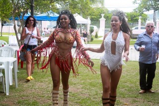 
<a style='margin-left: 5px;' class='btn btn-xs btn-social btn-facebook' href='https://www.facebook.com/sharer/sharer.php?u=https://galeramix.s01.web.getmuller.com.br/imagem/a47/800-800-90/conteudo/site_galerias/47/feijoada-consciencia-negra-casarao-gallotti-tijucas-50.jpg' rel='popup' data-width='500' data-height='400'><i class='fa fa-facebook'></i>Compartilhar <span class='hidden-xs'>no Facebook</span>
</a> 
<a class='btn btn-default btn-xs' target='_blank' href='imagem/a47/800-800-90/conteudo/site_galerias/47/feijoada-consciencia-negra-casarao-gallotti-tijucas-50.jpg'>
<span class='glyphicon glyphicon-cloud-download'></span> Salvar
</a>
