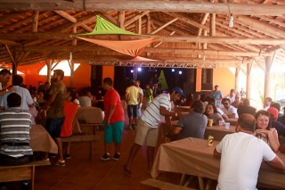 
                                <a style='margin-left: 5px;' class='btn btn-xs btn-social btn-facebook' href='https://www.facebook.com/sharer/sharer.php?u=https://galeramix.s01.web.getmuller.com.br/imagem/a48/800-800-90/conteudo/site_galerias/48/1-costelaco-da-amizade-pista-do-binho-canelinha-10.jpg' rel='popup' data-width='500' data-height='400'><i class='fa fa-facebook'></i>Compartilhar <span class='hidden-xs'>no Facebook</span>
                            </a> 
                            <a class='btn btn-default btn-xs' target='_blank' href='imagem/a48/800-800-90/conteudo/site_galerias/48/1-costelaco-da-amizade-pista-do-binho-canelinha-10.jpg'>
                                <span class='glyphicon glyphicon-cloud-download'></span> Salvar
                            </a>
                            