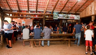 
                <a style='margin-left: 5px;' class='btn btn-xs btn-social btn-facebook' href='https://www.facebook.com/sharer/sharer.php?u=https://galeramix.s01.web.getmuller.com.br/imagem/a48/800-800-90/conteudo/site_galerias/48/1-costelaco-da-amizade-pista-do-binho-canelinha-14.jpg' rel='popup' data-width='500' data-height='400'><i class='fa fa-facebook'></i>Compartilhar <span class='hidden-xs'>no Facebook</span>
            </a> 
            <a class='btn btn-default btn-xs' target='_blank' href='imagem/a48/800-800-90/conteudo/site_galerias/48/1-costelaco-da-amizade-pista-do-binho-canelinha-14.jpg'>
                <span class='glyphicon glyphicon-cloud-download'></span> Salvar
            </a>
            