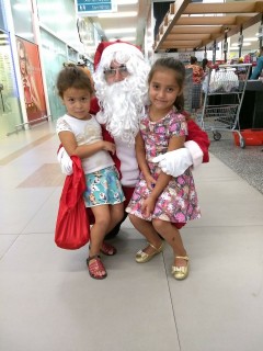 
                    <a style='margin-left: 5px;' class='btn btn-xs btn-social btn-facebook' href='https://www.facebook.com/sharer/sharer.php?u=https://galeramix.s01.web.getmuller.com.br/imagem/a49/800-800-90/conteudo/site_galerias/49/2018-papai-noel-galera-mix-loja-do-gorial-natal-tijucas-13.jpg' rel='popup' data-width='500' data-height='400'><i class='fa fa-facebook'></i>Compartilhar <span class='hidden-xs'>no Facebook</span>
                </a> 
                <a class='btn btn-default btn-xs' target='_blank' href='imagem/a49/800-800-90/conteudo/site_galerias/49/2018-papai-noel-galera-mix-loja-do-gorial-natal-tijucas-13.jpg'>
                    <span class='glyphicon glyphicon-cloud-download'></span> Salvar
                </a>
                