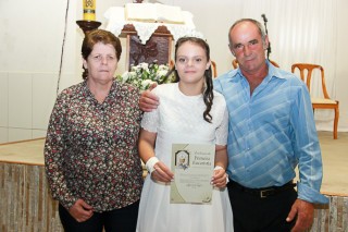 
                                    <a style='margin-left: 5px;' class='btn btn-xs btn-social btn-facebook' href='https://www.facebook.com/sharer/sharer.php?u=https://galeramix.s01.web.getmuller.com.br/imagem/a51/800-800-90/conteudo/site_galerias/51/primeira-eucaristia-tayna-10.jpg' rel='popup' data-width='500' data-height='400'><i class='fa fa-facebook'></i>Compartilhar <span class='hidden-xs'>no Facebook</span>
                                </a> 
                                <a class='btn btn-default btn-xs' target='_blank' href='imagem/a51/800-800-90/conteudo/site_galerias/51/primeira-eucaristia-tayna-10.jpg'>
                                    <span class='glyphicon glyphicon-cloud-download'></span> Salvar
                                </a>
                                