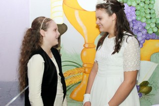 
                    <a style='margin-left: 5px;' class='btn btn-xs btn-social btn-facebook' href='https://www.facebook.com/sharer/sharer.php?u=https://galeramix.s01.web.getmuller.com.br/imagem/a51/800-800-90/conteudo/site_galerias/51/primeira-eucaristia-tayna-134.jpg' rel='popup' data-width='500' data-height='400'><i class='fa fa-facebook'></i>Compartilhar <span class='hidden-xs'>no Facebook</span>
                </a> 
                <a class='btn btn-default btn-xs' target='_blank' href='imagem/a51/800-800-90/conteudo/site_galerias/51/primeira-eucaristia-tayna-134.jpg'>
                    <span class='glyphicon glyphicon-cloud-download'></span> Salvar
                </a>
                