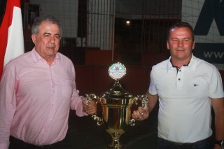 
<a style='margin-left: 5px;' class='btn btn-xs btn-social btn-facebook' href='https://www.facebook.com/sharer/sharer.php?u=https://galeramix.s01.web.getmuller.com.br/imagem/a52/800-800-90/conteudo/site_galerias/52/xv-olimpiadas-tijuquense-22.jpg' rel='popup' data-width='500' data-height='400'><i class='fa fa-facebook'></i>Compartilhar <span class='hidden-xs'>no Facebook</span>
</a> 
<a class='btn btn-default btn-xs' target='_blank' href='imagem/a52/800-800-90/conteudo/site_galerias/52/xv-olimpiadas-tijuquense-22.jpg'>
<span class='glyphicon glyphicon-cloud-download'></span> Salvar
</a>
