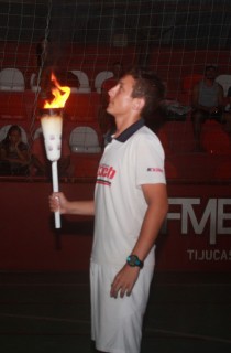 
<a style='margin-left: 5px;' class='btn btn-xs btn-social btn-facebook' href='https://www.facebook.com/sharer/sharer.php?u=https://galeramix.s01.web.getmuller.com.br/imagem/a52/800-800-90/conteudo/site_galerias/52/xv-olimpiadas-tijuquense-26.jpg' rel='popup' data-width='500' data-height='400'><i class='fa fa-facebook'></i>Compartilhar <span class='hidden-xs'>no Facebook</span>
</a> 
<a class='btn btn-default btn-xs' target='_blank' href='imagem/a52/800-800-90/conteudo/site_galerias/52/xv-olimpiadas-tijuquense-26.jpg'>
<span class='glyphicon glyphicon-cloud-download'></span> Salvar
</a>
