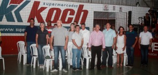 
<a style='margin-left: 5px;' class='btn btn-xs btn-social btn-facebook' href='https://www.facebook.com/sharer/sharer.php?u=https://galeramix.s01.web.getmuller.com.br/imagem/a52/800-800-90/conteudo/site_galerias/52/xv-olimpiadas-tijuquense-5.jpg' rel='popup' data-width='500' data-height='400'><i class='fa fa-facebook'></i>Compartilhar <span class='hidden-xs'>no Facebook</span>
</a> 
<a class='btn btn-default btn-xs' target='_blank' href='imagem/a52/800-800-90/conteudo/site_galerias/52/xv-olimpiadas-tijuquense-5.jpg'>
<span class='glyphicon glyphicon-cloud-download'></span> Salvar
</a>
