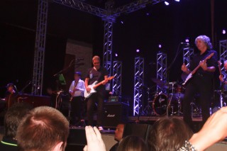 
<a style='margin-left: 5px;' class='btn btn-xs btn-social btn-facebook' href='https://www.facebook.com/sharer/sharer.php?u=https://galeramix.s01.web.getmuller.com.br/imagem/a53/800-800-90/conteudo/site_galerias/53/petry-11.jpg' rel='popup' data-width='500' data-height='400'><i class='fa fa-facebook'></i>Compartilhar <span class='hidden-xs'>no Facebook</span>
</a> 
<a class='btn btn-default btn-xs' target='_blank' href='imagem/a53/800-800-90/conteudo/site_galerias/53/petry-11.jpg'>
<span class='glyphicon glyphicon-cloud-download'></span> Salvar
</a>
