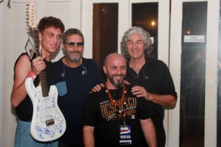 
<a style='margin-left: 5px;' class='btn btn-xs btn-social btn-facebook' href='https://www.facebook.com/sharer/sharer.php?u=https://galeramix.s01.web.getmuller.com.br/imagem/a53/800-800-90/conteudo/site_galerias/53/petry-112.jpg' rel='popup' data-width='500' data-height='400'><i class='fa fa-facebook'></i>Compartilhar <span class='hidden-xs'>no Facebook</span>
</a> 
<a class='btn btn-default btn-xs' target='_blank' href='imagem/a53/800-800-90/conteudo/site_galerias/53/petry-112.jpg'>
<span class='glyphicon glyphicon-cloud-download'></span> Salvar
</a>
