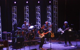 
<a style='margin-left: 5px;' class='btn btn-xs btn-social btn-facebook' href='https://www.facebook.com/sharer/sharer.php?u=https://galeramix.s01.web.getmuller.com.br/imagem/a53/800-800-90/conteudo/site_galerias/53/petry-124.jpg' rel='popup' data-width='500' data-height='400'><i class='fa fa-facebook'></i>Compartilhar <span class='hidden-xs'>no Facebook</span>
</a> 
<a class='btn btn-default btn-xs' target='_blank' href='imagem/a53/800-800-90/conteudo/site_galerias/53/petry-124.jpg'>
<span class='glyphicon glyphicon-cloud-download'></span> Salvar
</a>
