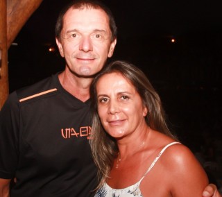 
<a style='margin-left: 5px;' class='btn btn-xs btn-social btn-facebook' href='https://www.facebook.com/sharer/sharer.php?u=https://galeramix.s01.web.getmuller.com.br/imagem/a53/800-800-90/conteudo/site_galerias/53/petry-42.jpg' rel='popup' data-width='500' data-height='400'><i class='fa fa-facebook'></i>Compartilhar <span class='hidden-xs'>no Facebook</span>
</a> 
<a class='btn btn-default btn-xs' target='_blank' href='imagem/a53/800-800-90/conteudo/site_galerias/53/petry-42.jpg'>
<span class='glyphicon glyphicon-cloud-download'></span> Salvar
</a>
