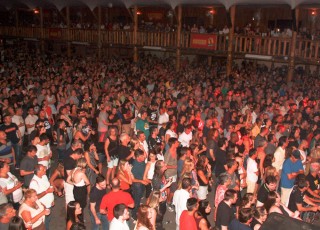 
<a style='margin-left: 5px;' class='btn btn-xs btn-social btn-facebook' href='https://www.facebook.com/sharer/sharer.php?u=https://galeramix.s01.web.getmuller.com.br/imagem/a53/800-800-90/conteudo/site_galerias/53/petry-45.jpg' rel='popup' data-width='500' data-height='400'><i class='fa fa-facebook'></i>Compartilhar <span class='hidden-xs'>no Facebook</span>
</a> 
<a class='btn btn-default btn-xs' target='_blank' href='imagem/a53/800-800-90/conteudo/site_galerias/53/petry-45.jpg'>
<span class='glyphicon glyphicon-cloud-download'></span> Salvar
</a>
