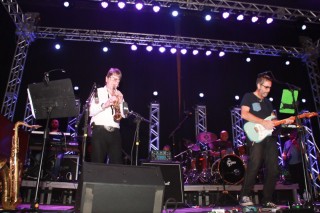 
<a style='margin-left: 5px;' class='btn btn-xs btn-social btn-facebook' href='https://www.facebook.com/sharer/sharer.php?u=https://galeramix.s01.web.getmuller.com.br/imagem/a53/800-800-90/conteudo/site_galerias/53/petry-5.jpg' rel='popup' data-width='500' data-height='400'><i class='fa fa-facebook'></i>Compartilhar <span class='hidden-xs'>no Facebook</span>
</a> 
<a class='btn btn-default btn-xs' target='_blank' href='imagem/a53/800-800-90/conteudo/site_galerias/53/petry-5.jpg'>
<span class='glyphicon glyphicon-cloud-download'></span> Salvar
</a>
