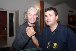 
<a style='margin-left: 5px;' class='btn btn-xs btn-social btn-facebook' href='https://www.facebook.com/sharer/sharer.php?u=https://galeramix.s01.web.getmuller.com.br/imagem/a53/800-800-90/conteudo/site_galerias/53/petry-61.jpg' rel='popup' data-width='500' data-height='400'><i class='fa fa-facebook'></i>Compartilhar <span class='hidden-xs'>no Facebook</span>
</a> 
<a class='btn btn-default btn-xs' target='_blank' href='imagem/a53/800-800-90/conteudo/site_galerias/53/petry-61.jpg'>
<span class='glyphicon glyphicon-cloud-download'></span> Salvar
</a>
