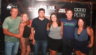 
<a style='margin-left: 5px;' class='btn btn-xs btn-social btn-facebook' href='https://www.facebook.com/sharer/sharer.php?u=https://galeramix.s01.web.getmuller.com.br/imagem/a53/800-800-90/conteudo/site_galerias/53/petry-78.jpg' rel='popup' data-width='500' data-height='400'><i class='fa fa-facebook'></i>Compartilhar <span class='hidden-xs'>no Facebook</span>
</a> 
<a class='btn btn-default btn-xs' target='_blank' href='imagem/a53/800-800-90/conteudo/site_galerias/53/petry-78.jpg'>
<span class='glyphicon glyphicon-cloud-download'></span> Salvar
</a>
