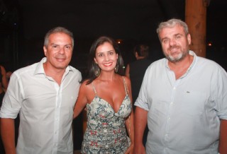 
<a style='margin-left: 5px;' class='btn btn-xs btn-social btn-facebook' href='https://www.facebook.com/sharer/sharer.php?u=https://galeramix.s01.web.getmuller.com.br/imagem/a53/800-800-90/conteudo/site_galerias/53/petry-84.jpg' rel='popup' data-width='500' data-height='400'><i class='fa fa-facebook'></i>Compartilhar <span class='hidden-xs'>no Facebook</span>
</a> 
<a class='btn btn-default btn-xs' target='_blank' href='imagem/a53/800-800-90/conteudo/site_galerias/53/petry-84.jpg'>
<span class='glyphicon glyphicon-cloud-download'></span> Salvar
</a>
