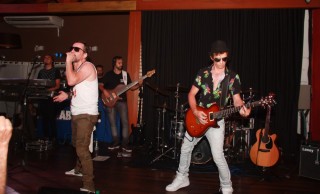 
<a style='margin-left: 5px;' class='btn btn-xs btn-social btn-facebook' href='https://www.facebook.com/sharer/sharer.php?u=https://galeramix.s01.web.getmuller.com.br/imagem/a53/800-800-90/conteudo/site_galerias/53/petry-91.jpg' rel='popup' data-width='500' data-height='400'><i class='fa fa-facebook'></i>Compartilhar <span class='hidden-xs'>no Facebook</span>
</a> 
<a class='btn btn-default btn-xs' target='_blank' href='imagem/a53/800-800-90/conteudo/site_galerias/53/petry-91.jpg'>
<span class='glyphicon glyphicon-cloud-download'></span> Salvar
</a>
