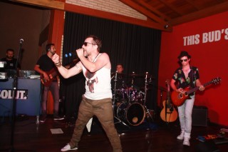 
<a style='margin-left: 5px;' class='btn btn-xs btn-social btn-facebook' href='https://www.facebook.com/sharer/sharer.php?u=https://galeramix.s01.web.getmuller.com.br/imagem/a53/800-800-90/conteudo/site_galerias/53/petry-93.jpg' rel='popup' data-width='500' data-height='400'><i class='fa fa-facebook'></i>Compartilhar <span class='hidden-xs'>no Facebook</span>
</a> 
<a class='btn btn-default btn-xs' target='_blank' href='imagem/a53/800-800-90/conteudo/site_galerias/53/petry-93.jpg'>
<span class='glyphicon glyphicon-cloud-download'></span> Salvar
</a>
