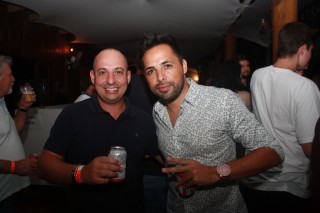 
                        <a style='margin-left: 5px;' class='btn btn-xs btn-social btn-facebook' href='https://www.facebook.com/sharer/sharer.php?u=https://galeramix.s01.web.getmuller.com.br/imagem/a57/800-800-90/conteudo/site_galerias/57/ce-petry-luan-santana-10.jpg' rel='popup' data-width='500' data-height='400'><i class='fa fa-facebook'></i>Compartilhar <span class='hidden-xs'>no Facebook</span>
                    </a> 
                    <a class='btn btn-default btn-xs' target='_blank' href='imagem/a57/800-800-90/conteudo/site_galerias/57/ce-petry-luan-santana-10.jpg'>
                        <span class='glyphicon glyphicon-cloud-download'></span> Salvar
                    </a>
                    