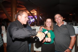 
<a style='margin-left: 5px;' class='btn btn-xs btn-social btn-facebook' href='https://www.facebook.com/sharer/sharer.php?u=https://galeramix.s01.web.getmuller.com.br/imagem/a57/800-800-90/conteudo/site_galerias/57/ce-petry-luan-santana-114.jpg' rel='popup' data-width='500' data-height='400'><i class='fa fa-facebook'></i>Compartilhar <span class='hidden-xs'>no Facebook</span>
</a> 
<a class='btn btn-default btn-xs' target='_blank' href='imagem/a57/800-800-90/conteudo/site_galerias/57/ce-petry-luan-santana-114.jpg'>
<span class='glyphicon glyphicon-cloud-download'></span> Salvar
</a>
