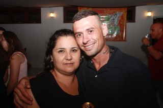 
<a style='margin-left: 5px;' class='btn btn-xs btn-social btn-facebook' href='https://www.facebook.com/sharer/sharer.php?u=https://galeramix.s01.web.getmuller.com.br/imagem/a57/800-800-90/conteudo/site_galerias/57/ce-petry-luan-santana-145.jpg' rel='popup' data-width='500' data-height='400'><i class='fa fa-facebook'></i>Compartilhar <span class='hidden-xs'>no Facebook</span>
</a> 
<a class='btn btn-default btn-xs' target='_blank' href='imagem/a57/800-800-90/conteudo/site_galerias/57/ce-petry-luan-santana-145.jpg'>
<span class='glyphicon glyphicon-cloud-download'></span> Salvar
</a>
