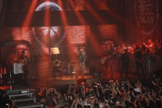 
<a style='margin-left: 5px;' class='btn btn-xs btn-social btn-facebook' href='https://www.facebook.com/sharer/sharer.php?u=https://galeramix.s01.web.getmuller.com.br/imagem/a57/800-800-90/conteudo/site_galerias/57/ce-petry-luan-santana-25.jpg' rel='popup' data-width='500' data-height='400'><i class='fa fa-facebook'></i>Compartilhar <span class='hidden-xs'>no Facebook</span>
</a> 
<a class='btn btn-default btn-xs' target='_blank' href='imagem/a57/800-800-90/conteudo/site_galerias/57/ce-petry-luan-santana-25.jpg'>
<span class='glyphicon glyphicon-cloud-download'></span> Salvar
</a>
