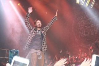 
<a style='margin-left: 5px;' class='btn btn-xs btn-social btn-facebook' href='https://www.facebook.com/sharer/sharer.php?u=https://galeramix.s01.web.getmuller.com.br/imagem/a57/800-800-90/conteudo/site_galerias/57/ce-petry-luan-santana-28.jpg' rel='popup' data-width='500' data-height='400'><i class='fa fa-facebook'></i>Compartilhar <span class='hidden-xs'>no Facebook</span>
</a> 
<a class='btn btn-default btn-xs' target='_blank' href='imagem/a57/800-800-90/conteudo/site_galerias/57/ce-petry-luan-santana-28.jpg'>
<span class='glyphicon glyphicon-cloud-download'></span> Salvar
</a>
