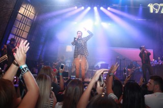 
<a style='margin-left: 5px;' class='btn btn-xs btn-social btn-facebook' href='https://www.facebook.com/sharer/sharer.php?u=https://galeramix.s01.web.getmuller.com.br/imagem/a57/800-800-90/conteudo/site_galerias/57/ce-petry-luan-santana-30.jpg' rel='popup' data-width='500' data-height='400'><i class='fa fa-facebook'></i>Compartilhar <span class='hidden-xs'>no Facebook</span>
</a> 
<a class='btn btn-default btn-xs' target='_blank' href='imagem/a57/800-800-90/conteudo/site_galerias/57/ce-petry-luan-santana-30.jpg'>
<span class='glyphicon glyphicon-cloud-download'></span> Salvar
</a>
