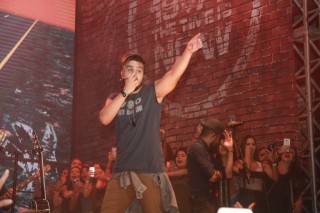 
<a style='margin-left: 5px;' class='btn btn-xs btn-social btn-facebook' href='https://www.facebook.com/sharer/sharer.php?u=https://galeramix.s01.web.getmuller.com.br/imagem/a57/800-800-90/conteudo/site_galerias/57/ce-petry-luan-santana-47.jpg' rel='popup' data-width='500' data-height='400'><i class='fa fa-facebook'></i>Compartilhar <span class='hidden-xs'>no Facebook</span>
</a> 
<a class='btn btn-default btn-xs' target='_blank' href='imagem/a57/800-800-90/conteudo/site_galerias/57/ce-petry-luan-santana-47.jpg'>
<span class='glyphicon glyphicon-cloud-download'></span> Salvar
</a>
